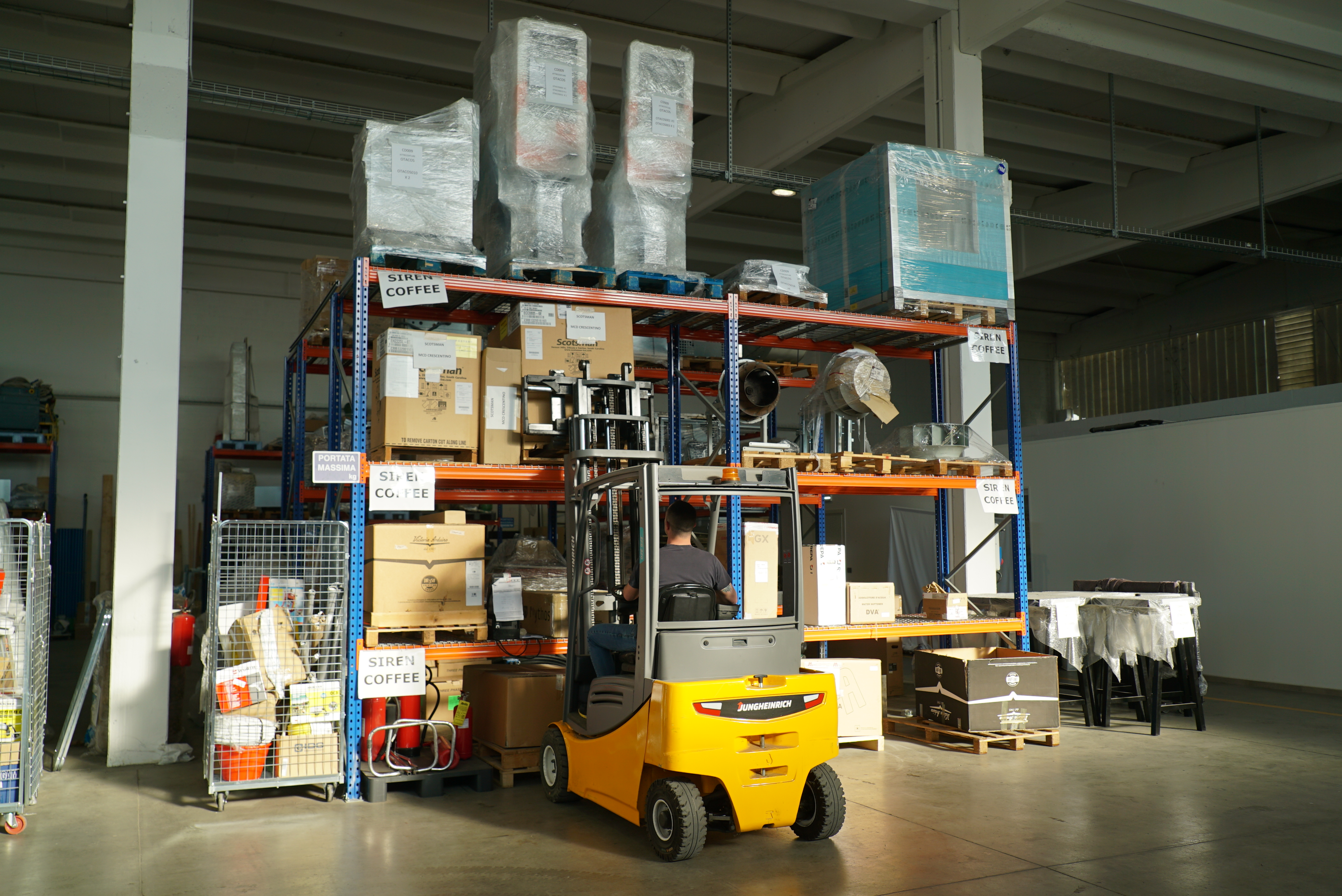 Magazzino A.M. con scaffalature e carrello elevatore